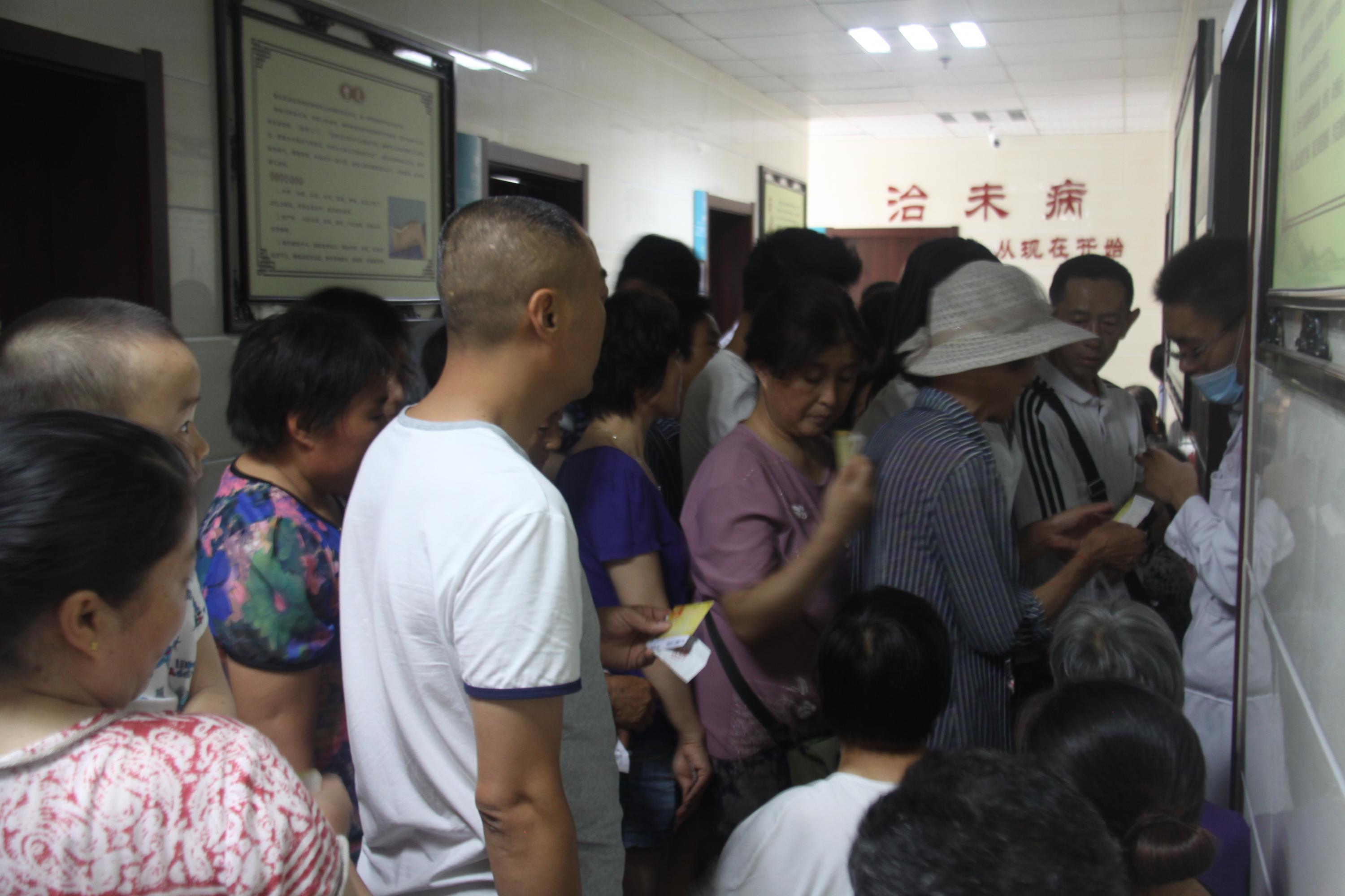 市民排队等候进入帖敷室 市民排队等候进入帖敷室